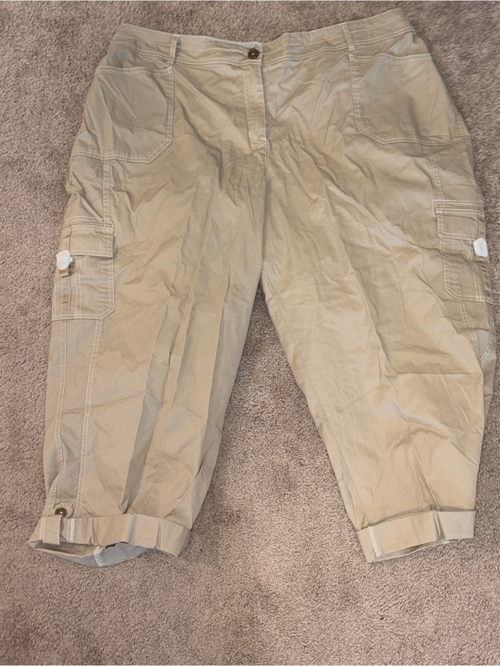 NWT Women’s Cato Khaki Cargo Capri Pants Size: 24W